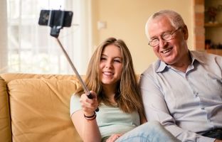 8 رفتاری که باید کنار بگذارید تا محبوب دل نوه‌ها شوید 