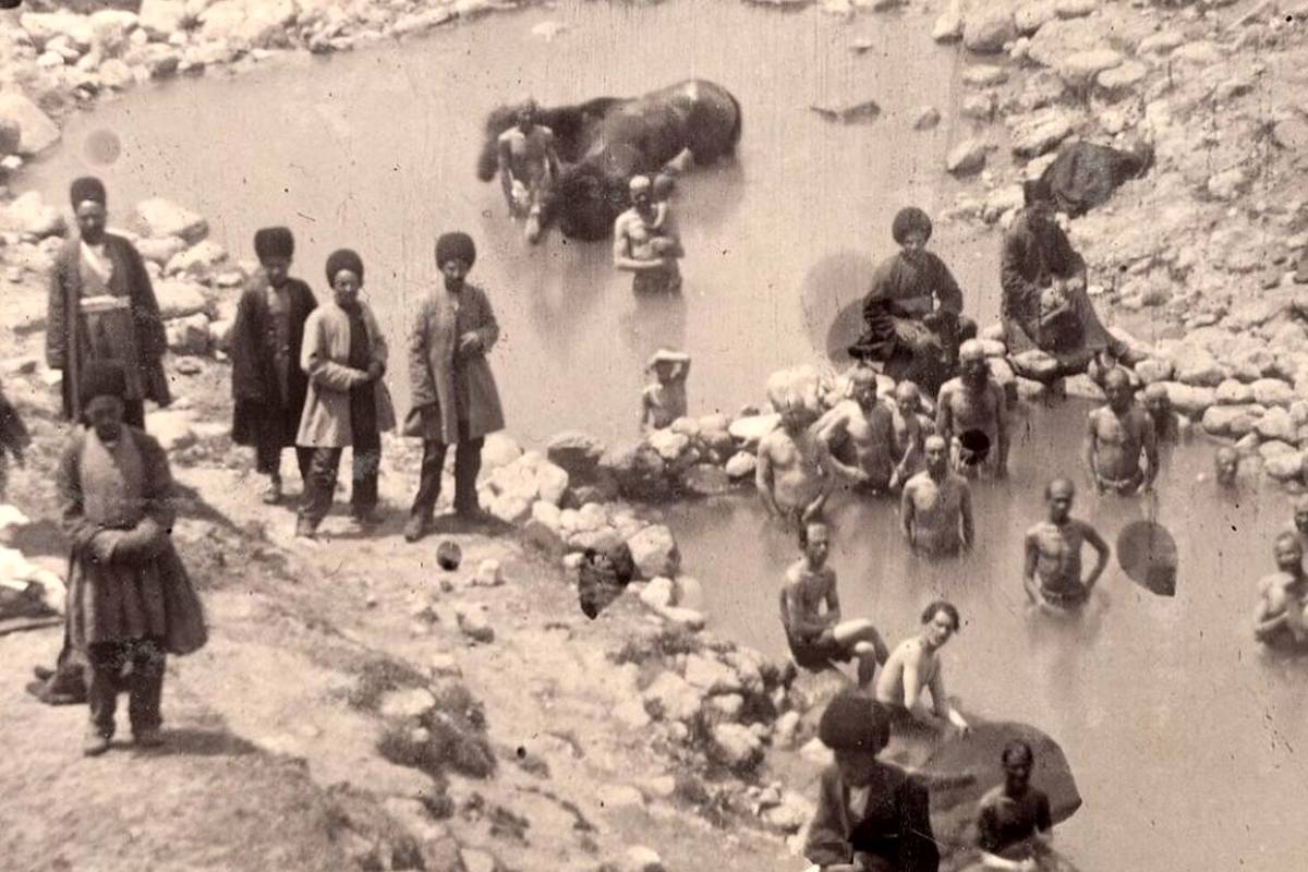 سفر به عصر قاجار؛ آبتنی با اسب در چشمۀ «زنانه-مردانه»