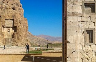 زمین زیر پای تخت‌جمشید می‌لرزد، فرونشست در مرودشت به آثار باستانی ایران رسید