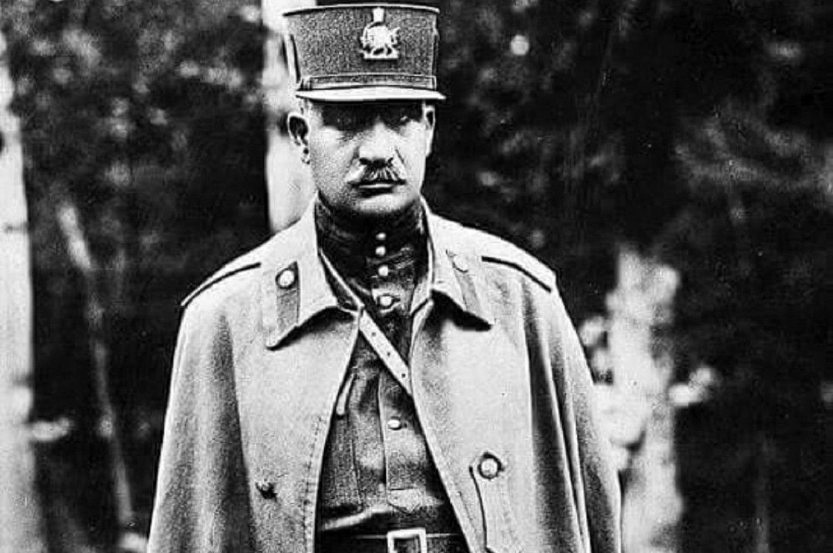 عکس قدیمی: رضاخان در حال آموزش کار با مسلسل به نیروهای قزاق؛ دهه 1290 