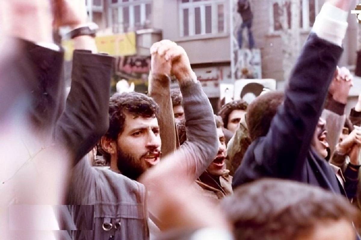 سفر به ایران قدیم؛ علی پروین و محمد مایلیکهن در راهپیمایی؛ داستان فوتبالیستهای انقلابی + تصویر