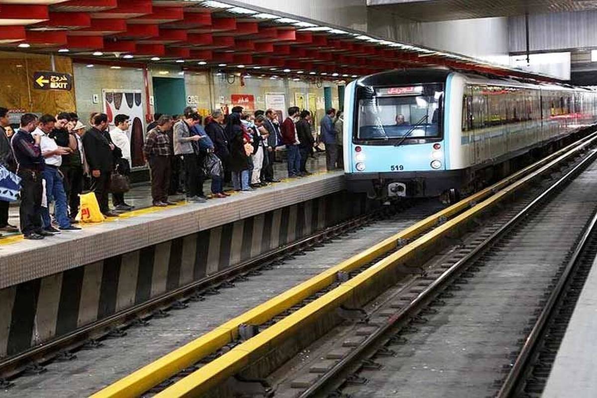 این بنر نصب شده در متروی تهران جلبتوجه کرد + عکس