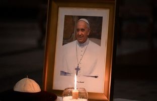 خلق پرتره عظیم پاپ فرانسیس در ساحل + ویدئو