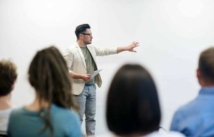 ۳ تغییر ذهنی که کمک می‌کند در جمع زیبا حرف بزنید