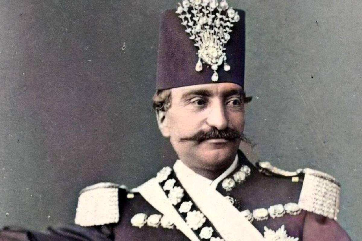 عکس قدیمی؛  ژست های «ناصرالدین شاه» در هنگام قلیان کشیدن 