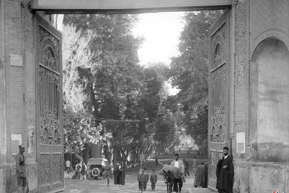 تصویری قدیمی از سردر باغ ملی تهران در سال ۱۳۰۵