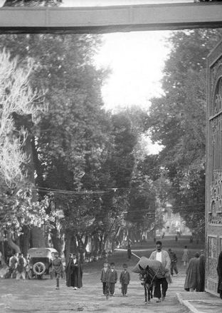  تصویری قدیمی از سردر باغ ملی تهران در سال ۱۳۰۵
