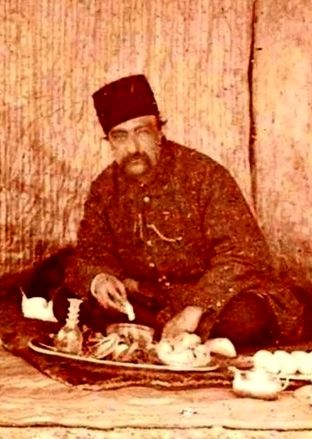 «ناصرالدین شاه» سوار بر سه‌چرخۀ سلطنتی در حیاط کاخ گلستان