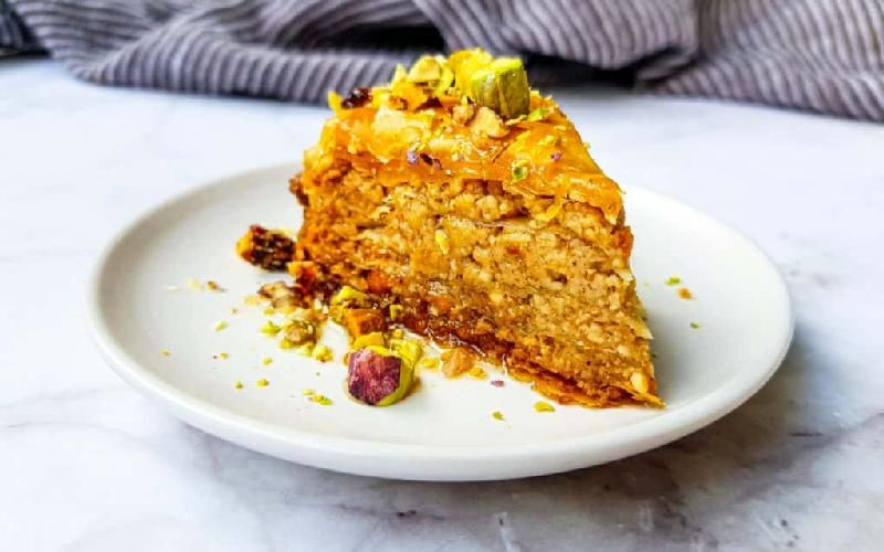 ۲ دستورالعمل متفاوت برای تهیه کیک باقلوا ترکیه‌ای