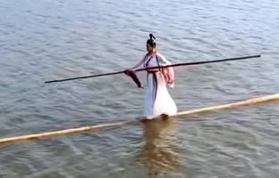 مهارتی باورنکردنی؛ عبور از رودخانه با چوب بامبو! + ویدئو