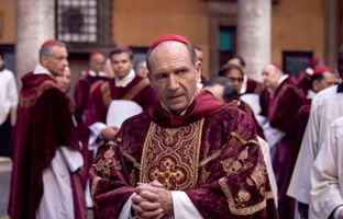 فیلم مجمع کاردینال ها Conclave در مورد چیست؟ | جدال سیاست و مذهب در پر سر و صداترین فیلم 2024