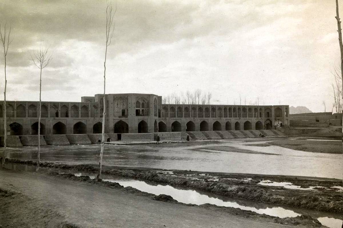 95 سال پیش با خودرو کنار پل خواجو اصفهان + تصویر