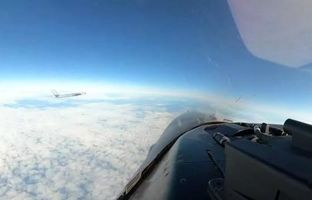 غافلگیر شدن جنگنده F-16 آمریکایی حین رهگیری بمب‌افکن نیروی هوایی روسیه + ویدئو