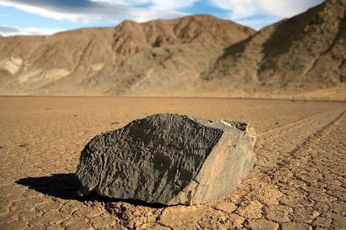 معمای «سنگهای» درۀ مرگ که صدها متر راه میروند