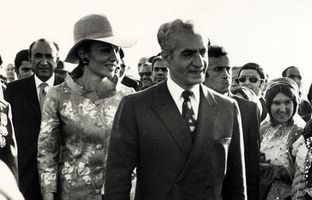 چهره در فکر فرح کنار محمدرضا پهلوی در پاریس + عکس