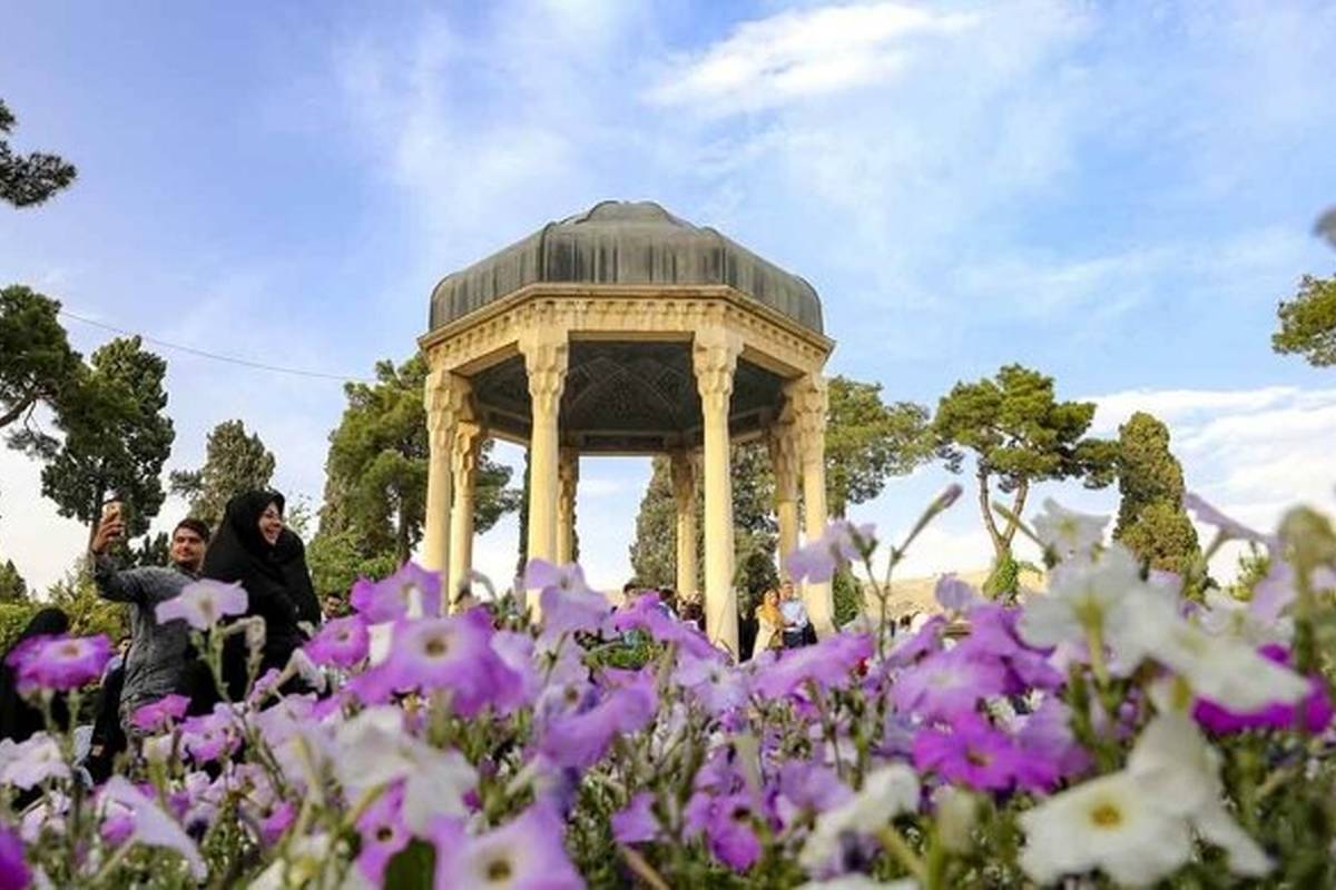 حضور بلاگرهای غذا در آرامگاه لسان الغیب خبرساز شد/ صبحانهخوری در جوار حافظ !