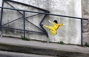 تصاویر؛ هنر خیابانی؛ خلاقیت بامزه هنرمند فرانسوی که «میلۀ خم‌شده» را به «بروس لی» ربط می‌دهد
