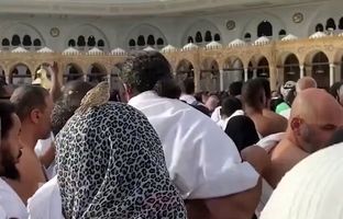  نشستن گنجشک روی سر یک زن هنگام طواف کعبه + ویدئو