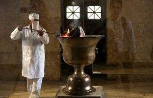 لحظه اضافه نمودن چوب به آتش ۱۵۵۲ ساله آتشکده یزد + ویدئو