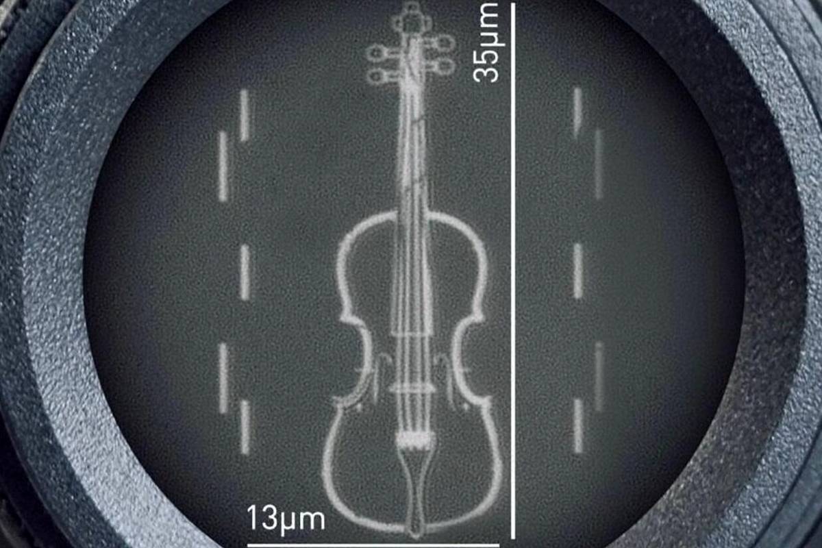 کوچک‌ترین ویولن جهان /ساز مینیاتوری که با چشم دیده نمی‌شود