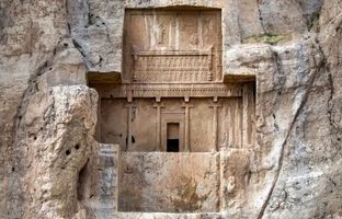 چرا آرامگاه داریوش بزرگ جای ۹ قبر دارد؟