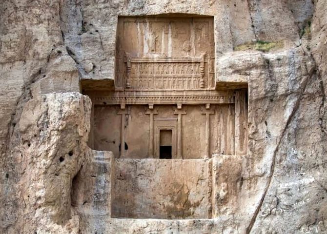 چرا آرامگاه داریوش بزرگ جای ۹ قبر دارد؟