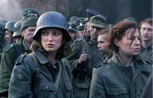۱۰ فیلم دیدنی در مورد زندگی در دوران جنگ؛ از Testament of Youth تا Downfall