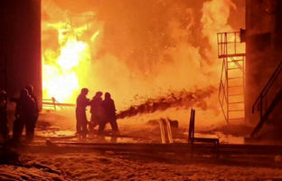 آتش‌سوزی طبقات مرکز تجاری کازان روسیه در پی حمله پهپادی اوکراین + ویدئو