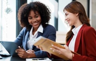 ۱۰ نشانه افرادی که ادای باهوش‌ها را در می‌آورند و باهوش نیستند!