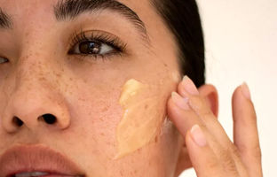 راهنمای انتخاب بهترین پاک‌کننده آرایش؛ بالم، روغن یا میسلار واتر؟