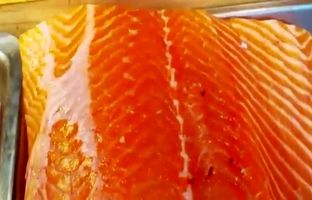  غذای خیابانی در ژاپن؛ برش سالمون و تهیه محبوب ترین ساشیمی + ویدئو