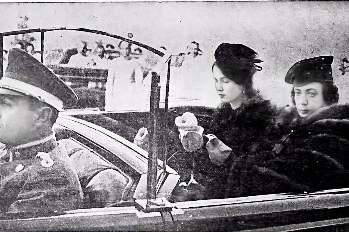 «فوزیه، همسر مصری محمدرضا پهلوی در کنار همسر دوم رضاخان»؛ سال 1318