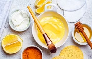 طرز تهیه ۱۰ ماسک صورت با زردچوبه برای داشتن پوستی سالم و شفاف