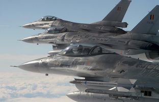 نحوه فرار جنگنده F۱۶ از سیستم پدافند هوایی + ویدئو