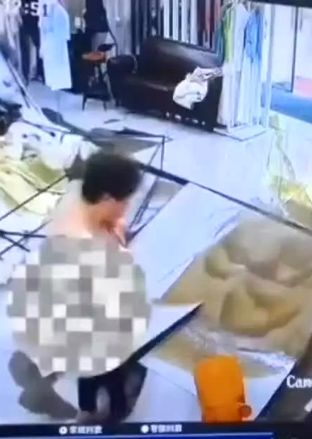 لحظه ترکیدگی فاضلاب در یک فروشگاه لباس در چین + ویدئو