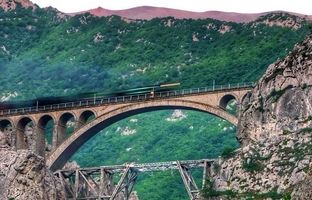 
ریزش سنگ بر روی خط ریلی سوادکوه؛ قطار خسارت دید
