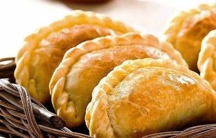 خوشمزه بپزید؛ طرز تهیه پیراشکی پیتزایی با خمیر ساده خانگی + ویدئو