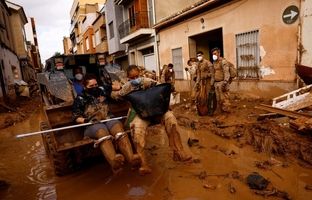 همکاری شهروندان برای پاکسازی آثار سیل از خیابان‌های والنسیا + ویدئو