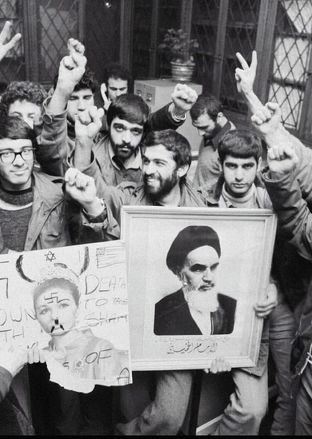 عکس فرح پهلوی با نماد نازی بر پیشانی و ستاره داوود در بالای سر!