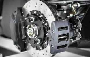  علت قفل کردن ترمز خودرو + راه‌های برطرف کردن آن 