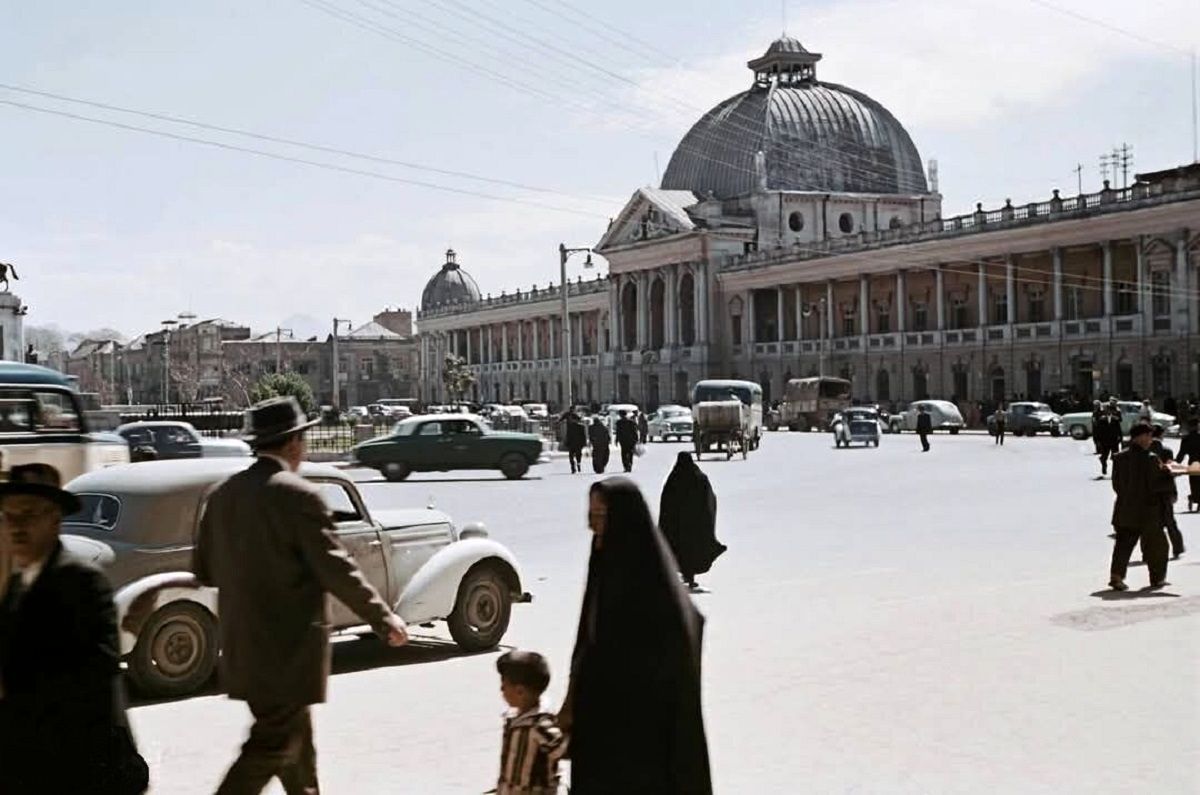 
70 سال پیش در میدان توپخانه عابران را جریمه می‌ کردند + جزئیات
