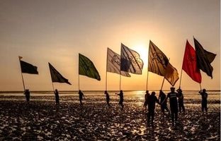 تصویری از هندوانه‌خوردن رئیس جمهور در جمع زائران امام رضا (ع)