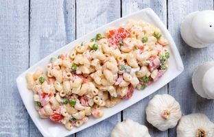 طرز تهیه سالاد ماکارونی با کالباس برای ۴ نفر