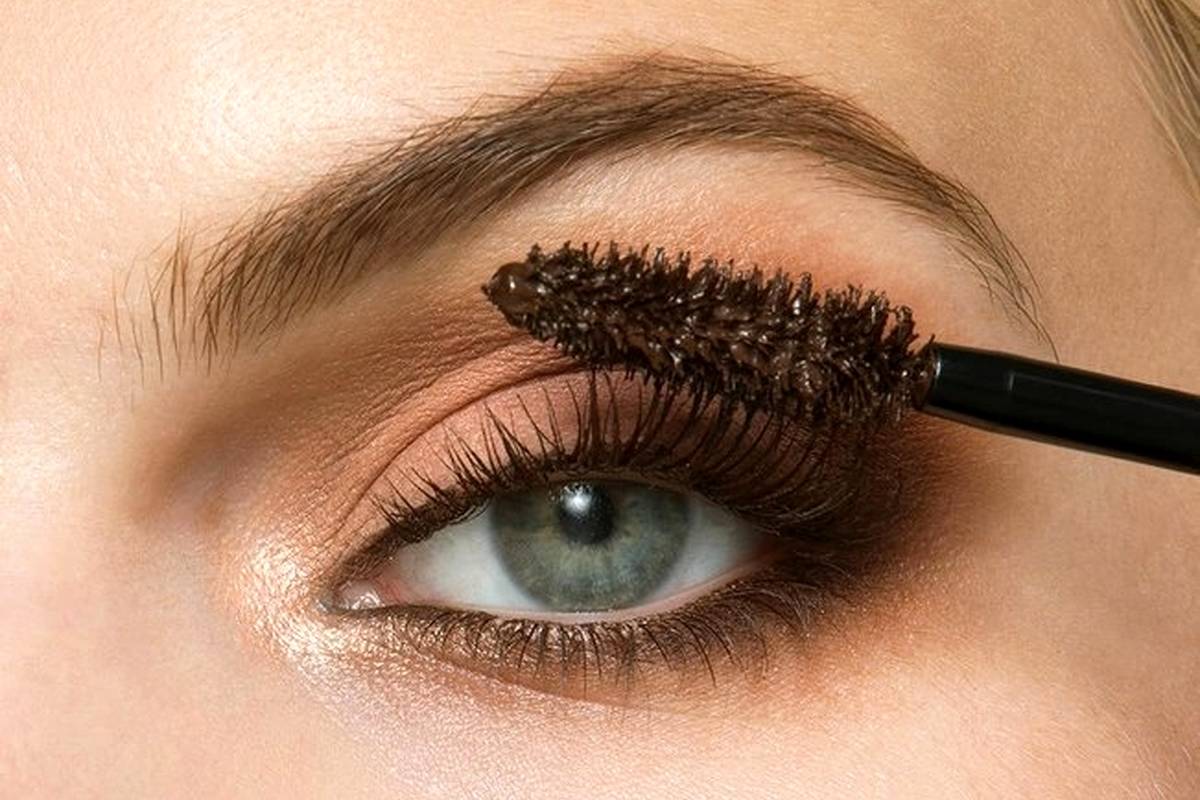 چطور با توجه به رنگ چشم‌ ریمل مناسب انتخاب کنیم؟
