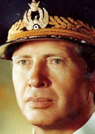نادر جهانبانی در مراسم فارغ التحصیلی فرزندش انوشیروان