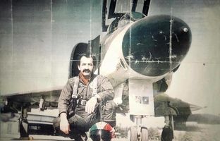 «محمود اسکندری» ماهرترین خلبان فانتوم جهان در کنار جنگنده اش؛ دهه 50