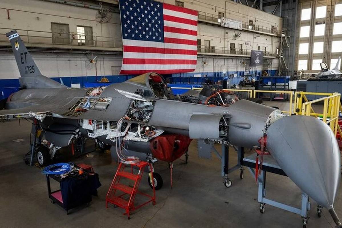 کنترل جنگنده‌ اف ۱۶ از دست خلبان خارج شد / جنگنده‌ یا ربات‌ پرنده؟