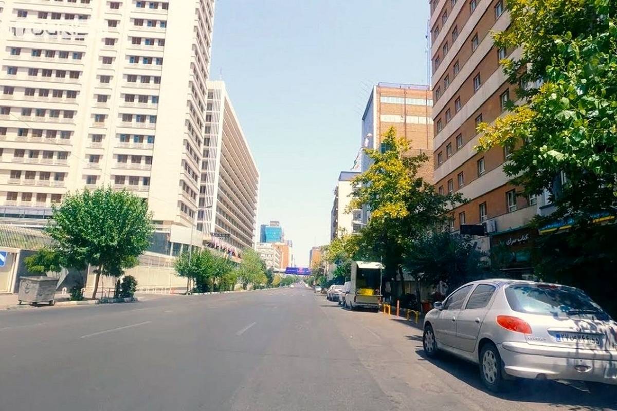 سفر به تهران قدیم؛ «کارمندان شرکت نفت با موتور وسپا در خیابان طالقانی»؛ دهه 50  + تصویر