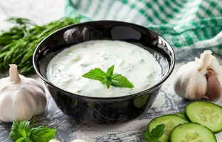 هشدار جدی کارشناس تغذیه: هرگز با غذا ماست نخورید چون... + ویدئو