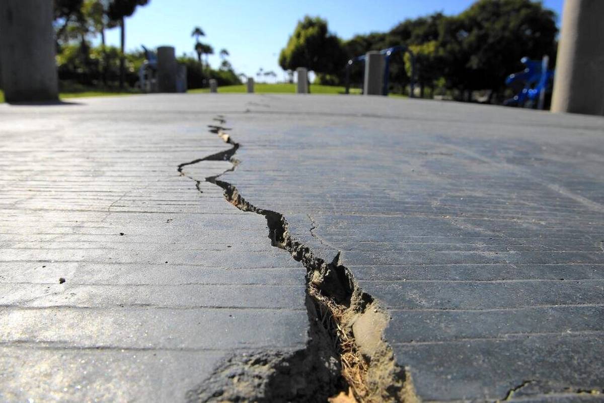 تَرَک خوردن و حرکت عجیب شکاف زمین هنگام زلزله + ویدئو